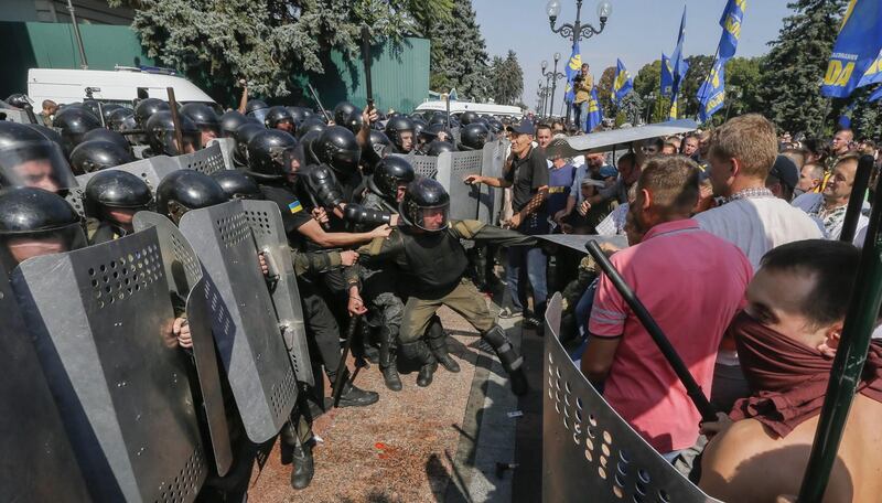 Gli scontri davanti al Parlamento di Kiev 12