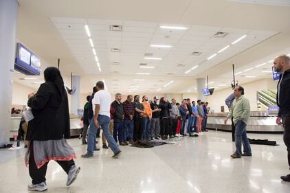Musulmani pregano all'aeroporto di Dallas per protestare contro Trump 13