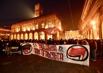 Bologna, scontri tra polizia e antagonisti 4