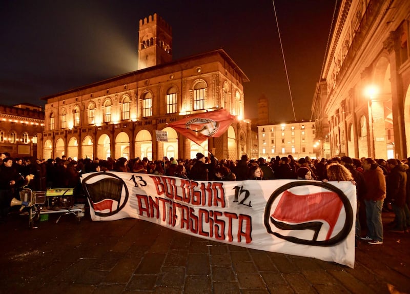 Bologna, scontri tra polizia e antagonisti 4