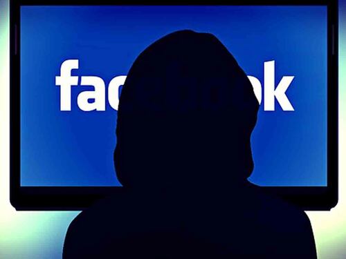 Facebook piegato da un virus: "Non aprite il link nelle chat"