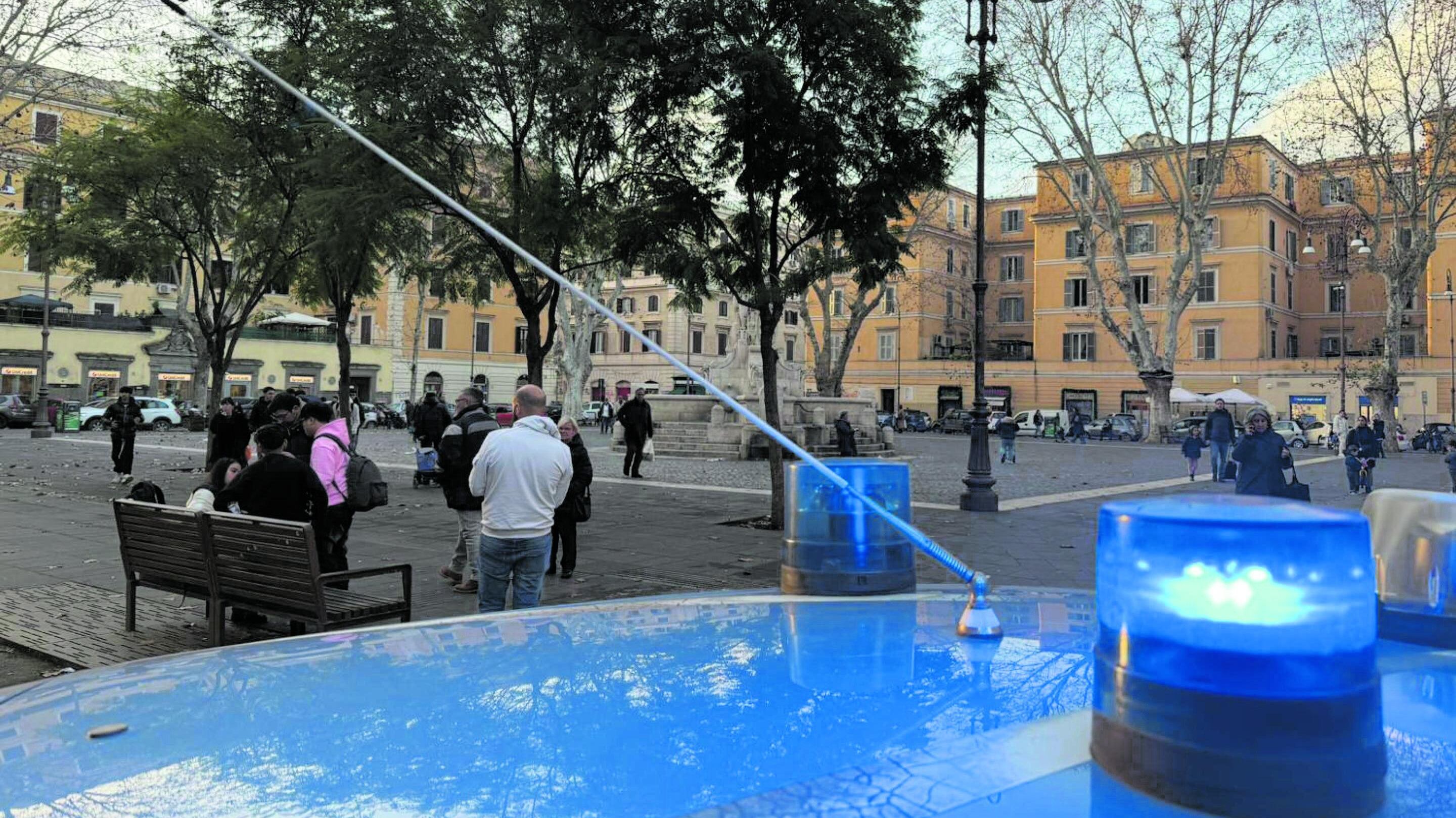 Studente di 17 anni accoltellato al collo per una lite a scuola: è grave