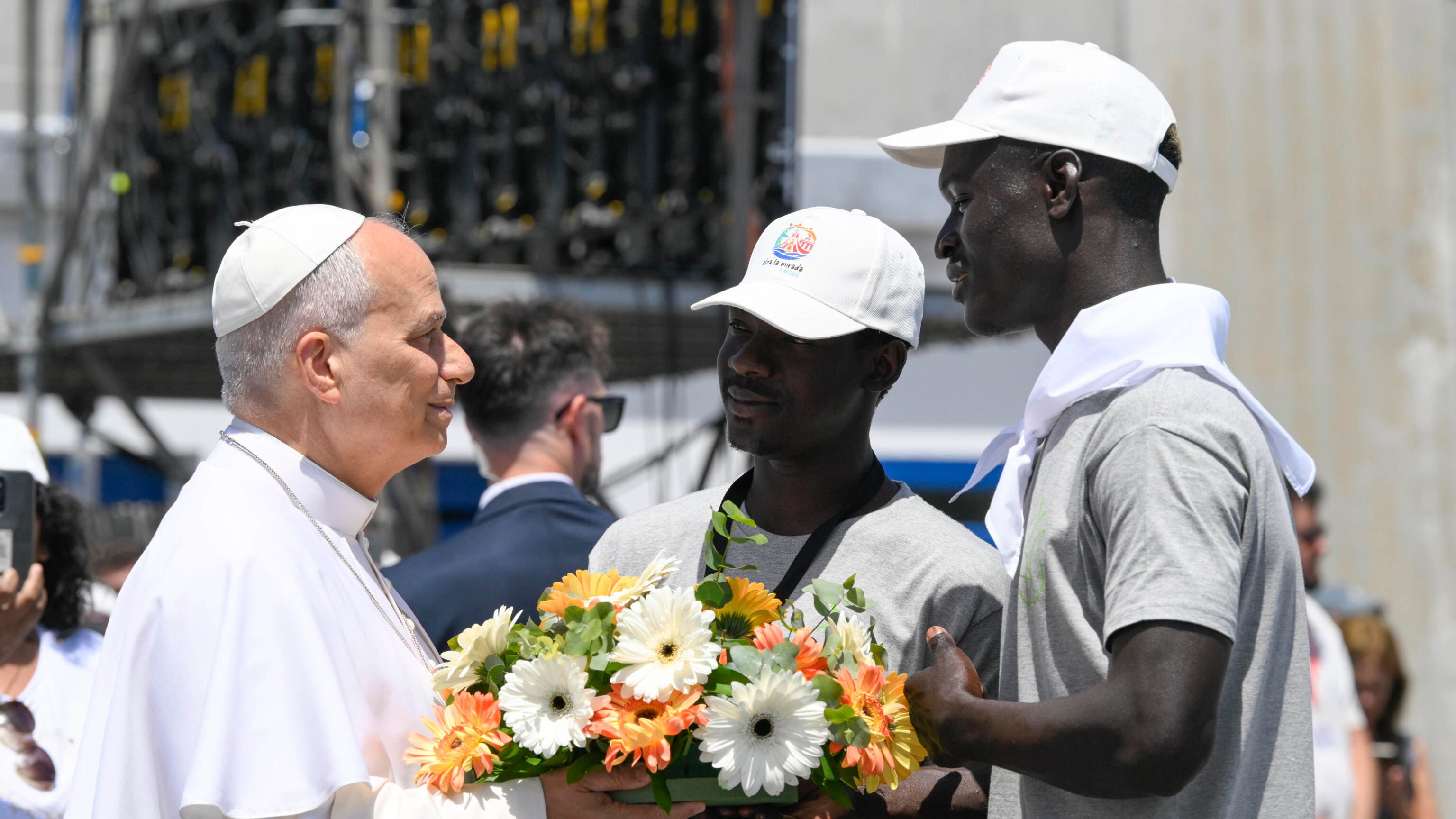 Papa Leone XIV incontra i migranti alle Canarie: “Chi arriva deve rispettare le leggi e imparare la lingua”