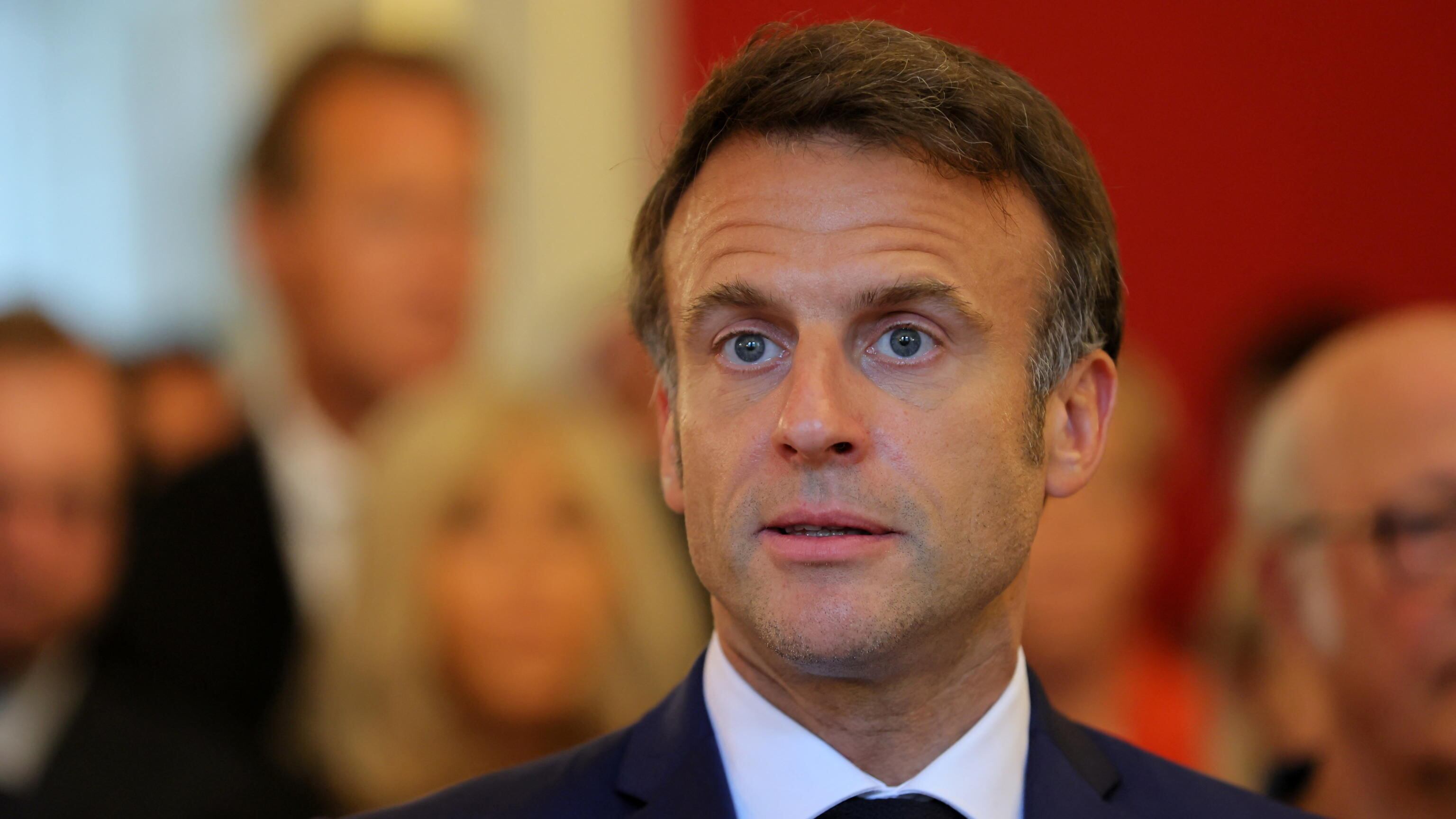 Macron vieta la bibbia degli eco-terroristi