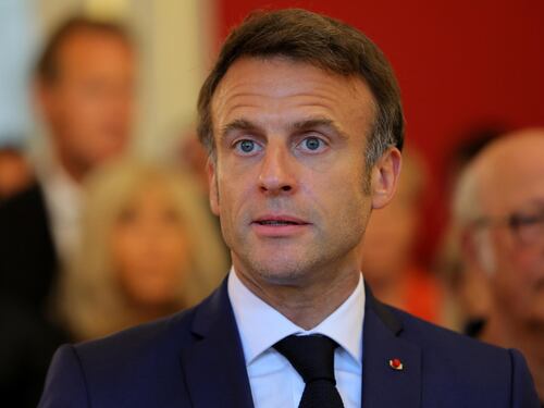 Francia, bufera sull'asilo. E Macron tenta la carta della passerella emotiva