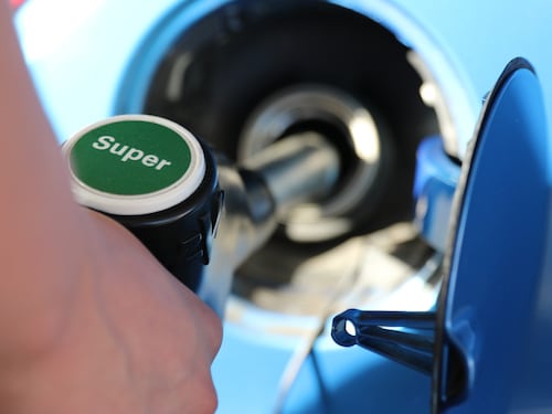 Fa il pieno di benzina in Slovenia e va via senza pagare: 89enne intercettata dall'Interpol