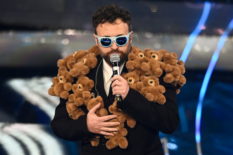 Sanremo 2024: ecco il look della prima serata del Festival di Dargen D'Amico 7