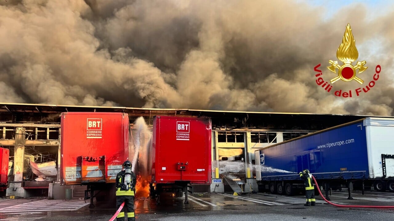 Batterie al litio surriscaldate in un pacco la causa del rogo al deposito in Bovisa