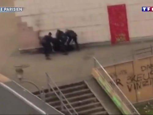 Giovane pestato e violentato dai poliziotti. E a Parigi esplode la protesta