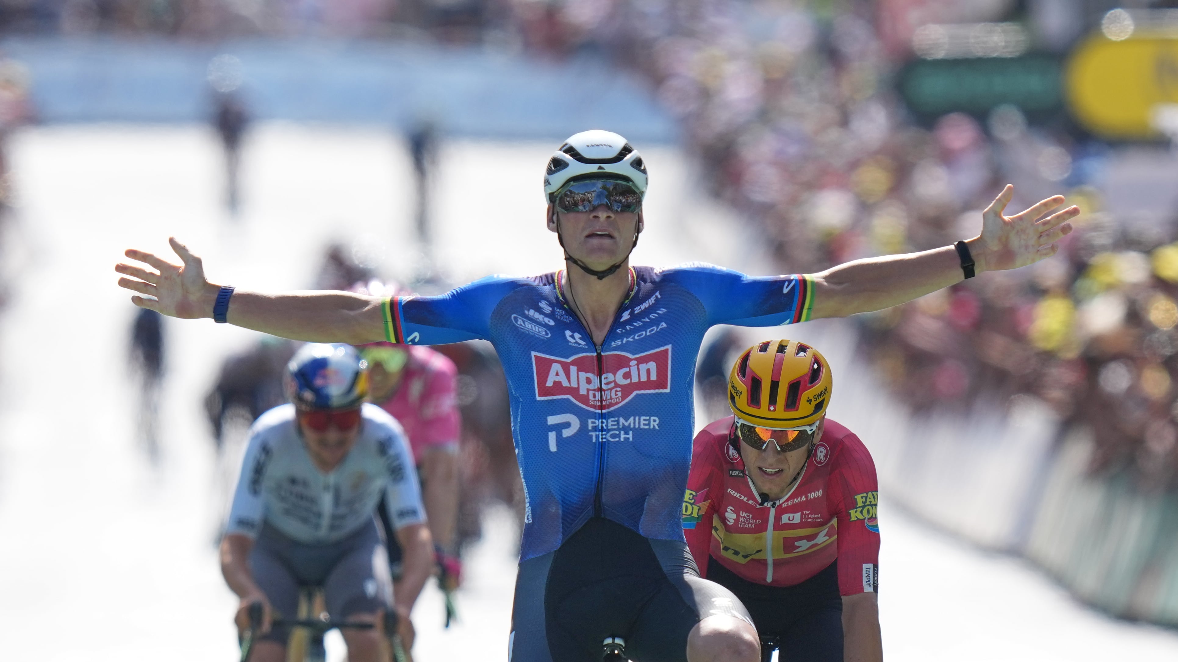 Van der Poel, prova di forza: fuga e volata vincente