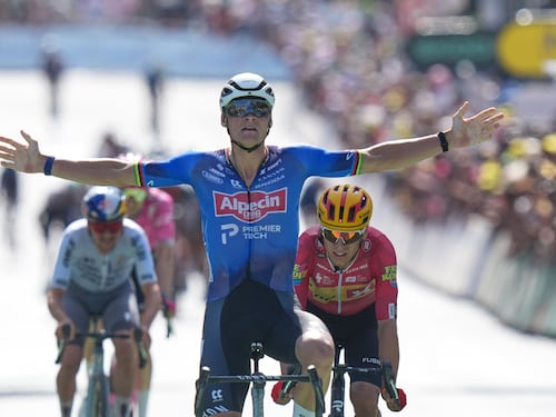 Van der Poel, prova di forza: fuga e volata vincente