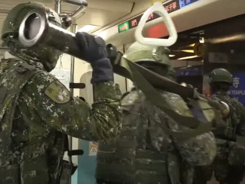 Soldati armati di Stinger nella metropolitana: lo scudo "guerriglia" contro le mire della Cina