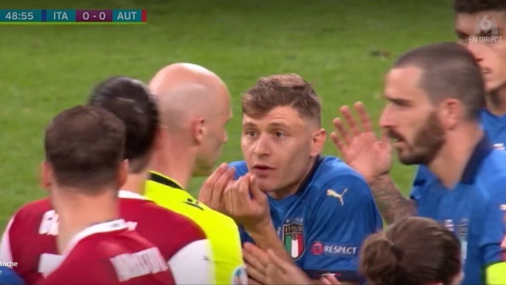 ''La mano all'italiana'': cos'è il gesto di Barella diventato virale