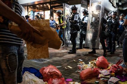 Hong Kong, nuovi scontri in piazza: sale la tensione 2