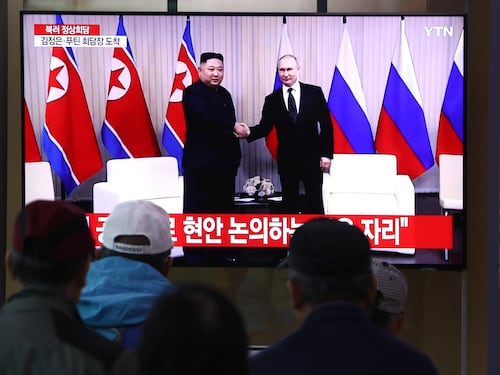 Putin incontra Kim: stretta di mano fra i due leader