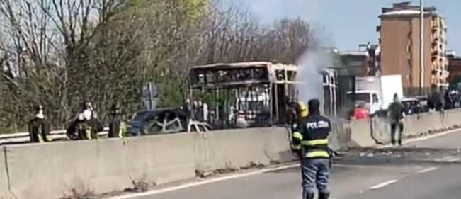 Dà fuoco a un autobus nel milanese: il rogo in strada 2