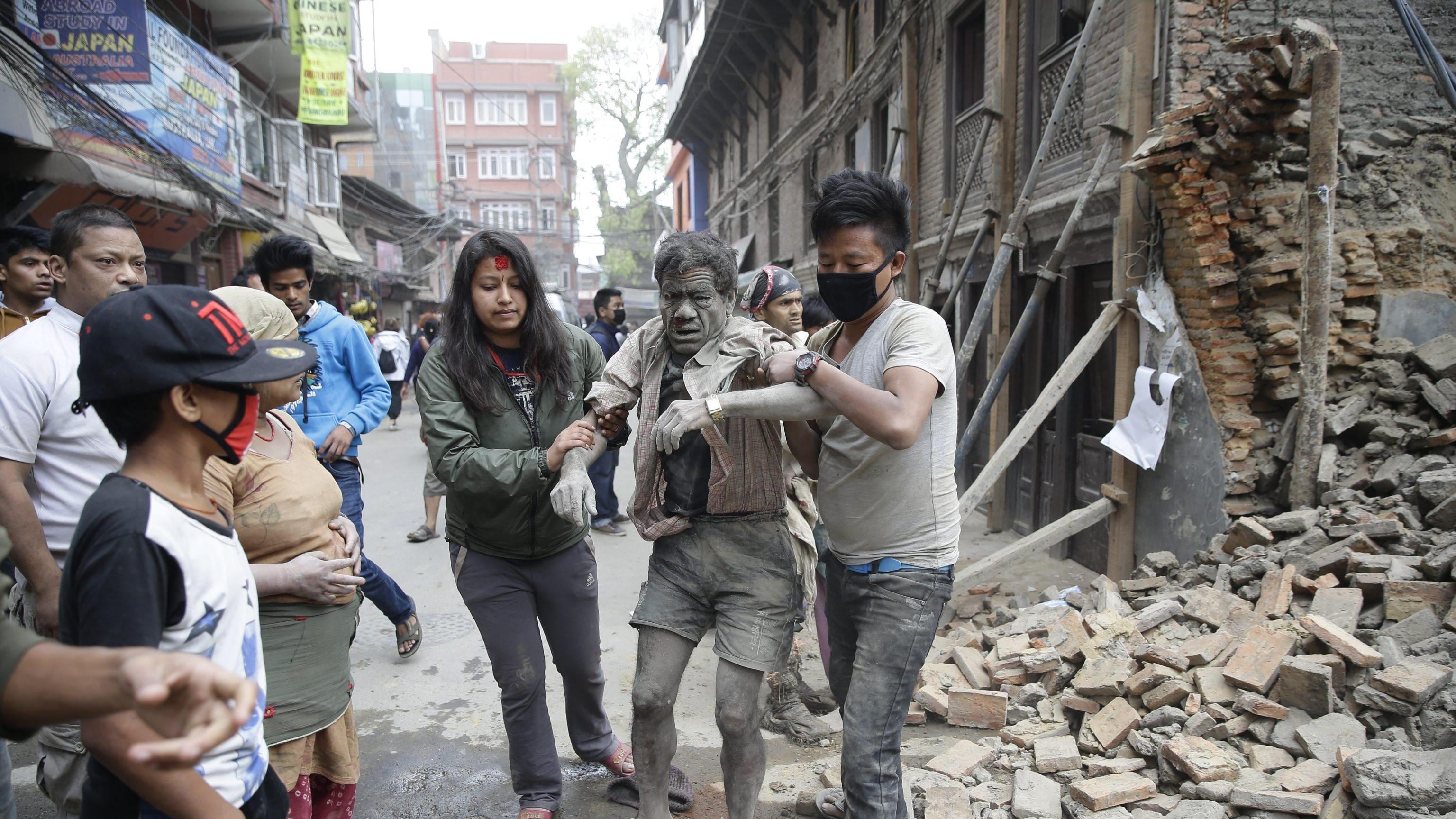 Violento terremoto scuote il Nepal. Centinaia le vittime, molti i feriti