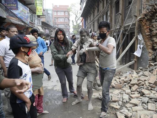 Violento terremoto scuote il Nepal. Centinaia le vittime, molti i feriti