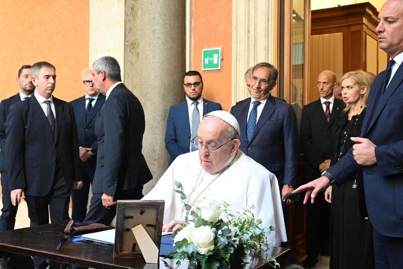 Papa Francesco a Palazzo Madama per Napolitano: l'omaggio a sorpresa del pontefice 8