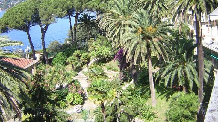 Mare, campi da calcio e wi-fi. Immigrati accolti nel lusso del hotel di Rapallo