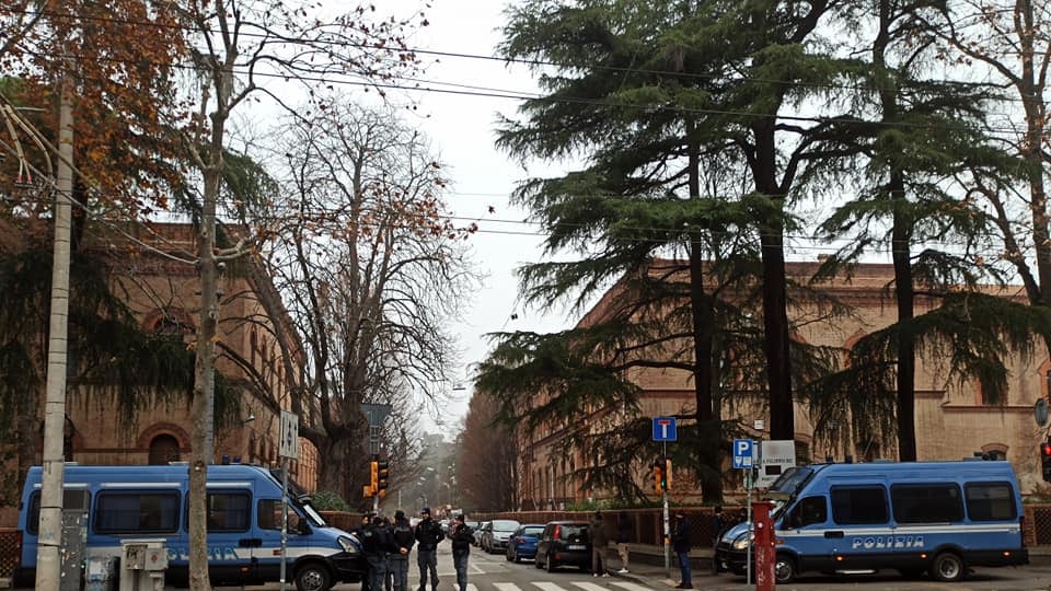 La polizia sgombera il collettivo. Loro minacciano: "Inizia il contrattacco"