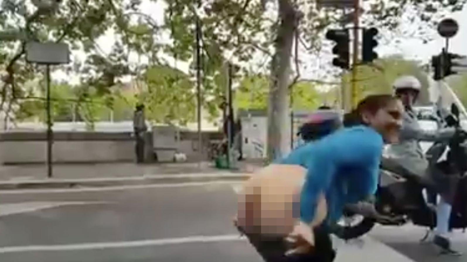 Roma, si rifiuta di farle carità e la rom le mostra il sedere