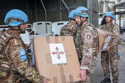 Unifil, il contingente italiano consegna un'abulanza alla municipalità di tiro 5