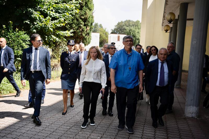 Giorgia Meloni e don Patriciello a Caivano 1