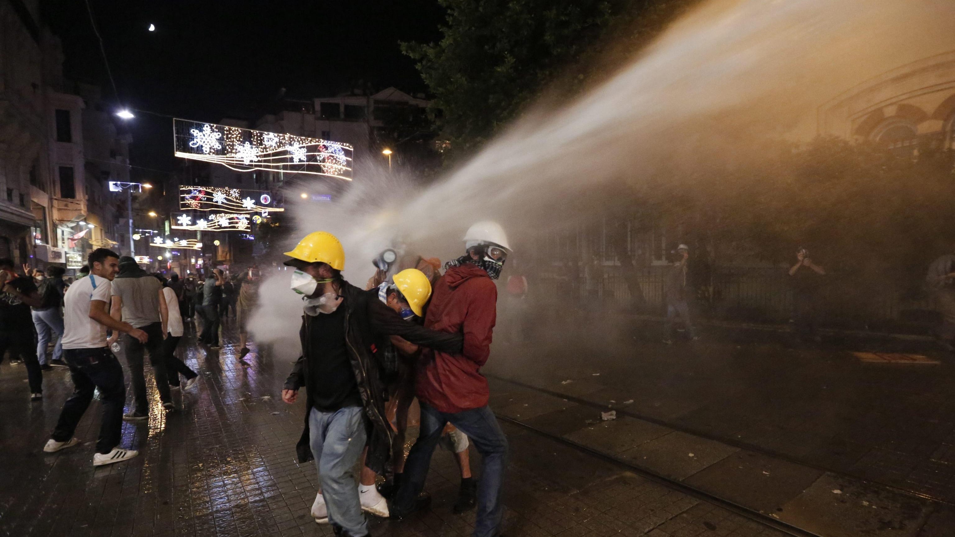 Erdogan sgombra, Istanbul in rivolta