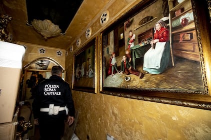 Lo sfarzo kitsch nei villini abusivi dei Casamonica 4