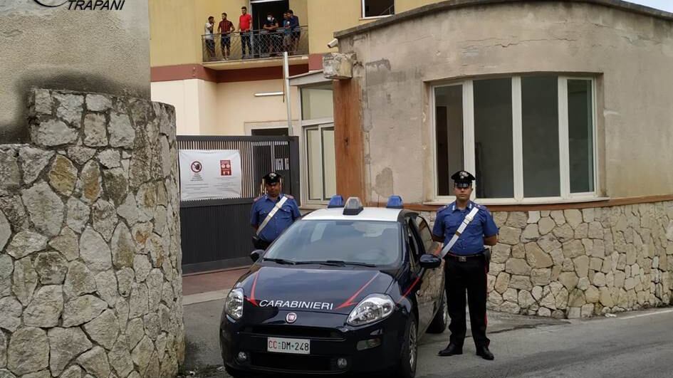 Migranti fuori controllo Appiccano un incendio Si gettano dalle finestre