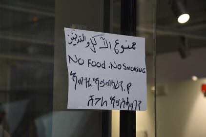 Gli immigrati nei negozi della stazione 2
