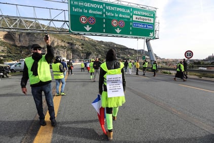 I gilet gialli bloccano l'autostrada al confine con l'Italia 6