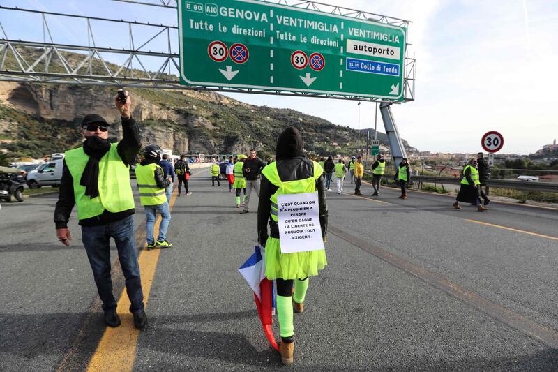 I gilet gialli bloccano l'autostrada al confine con l'Italia 6