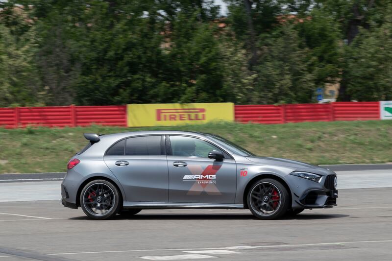 Velocità e adrenalina a bordo delle Mercedes-AMG 10