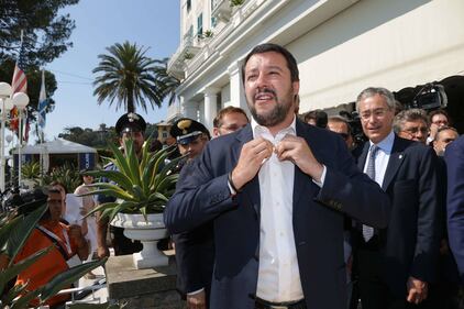 Salvini si mette la giacca 3