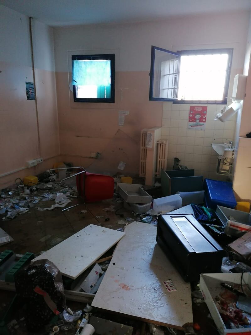 Modena e Bologna, le carceri devastate e le minacce sui muri 8