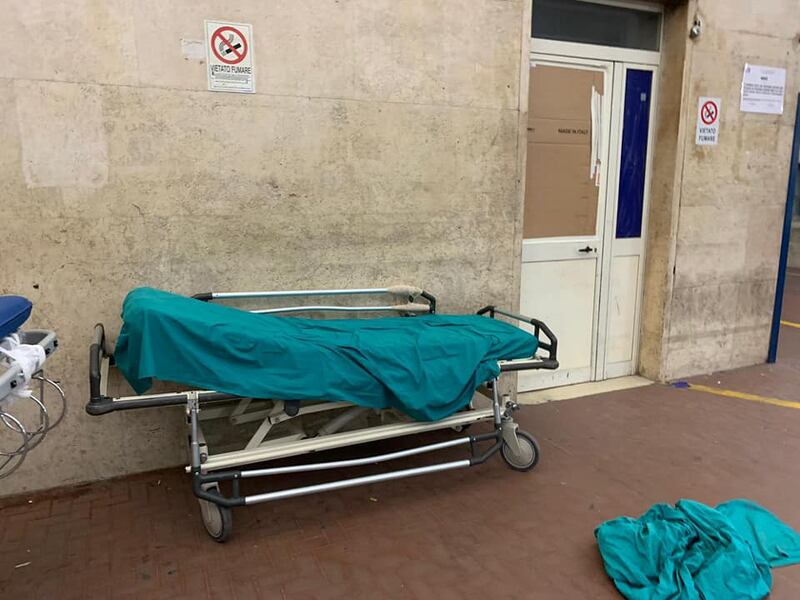 Pronto soccorso devastato dai parenti del 15enne ucciso a Napoli 5