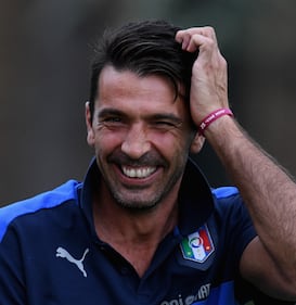 Ilaria D'Amico e Gigi Buffon, passione in piscina e pancino sospetto 10