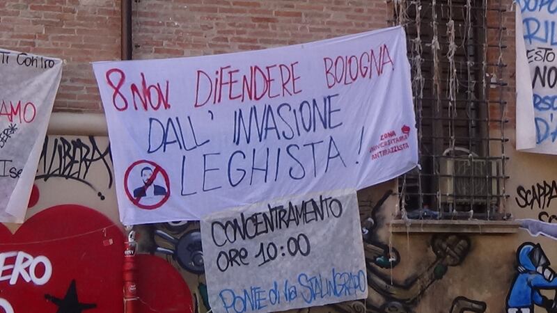 "De-leghizziamo bologna": i cartelli contro Salvini 15