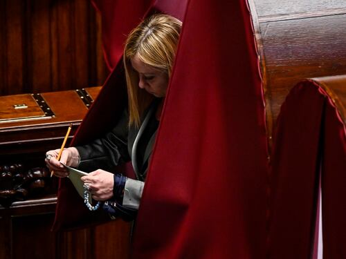 Meloni: "Non ricattabile". Gli appunti sono un caso, "ma non ci saranno problemi"