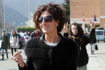 Agnese Renzi paparazzata a scuola e gli alunni fanno gesti alle sue spalle 8