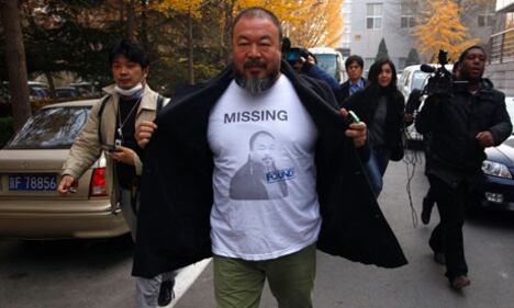 L'ultima provocazione di Ai Weiwei: la maschera antigas 4