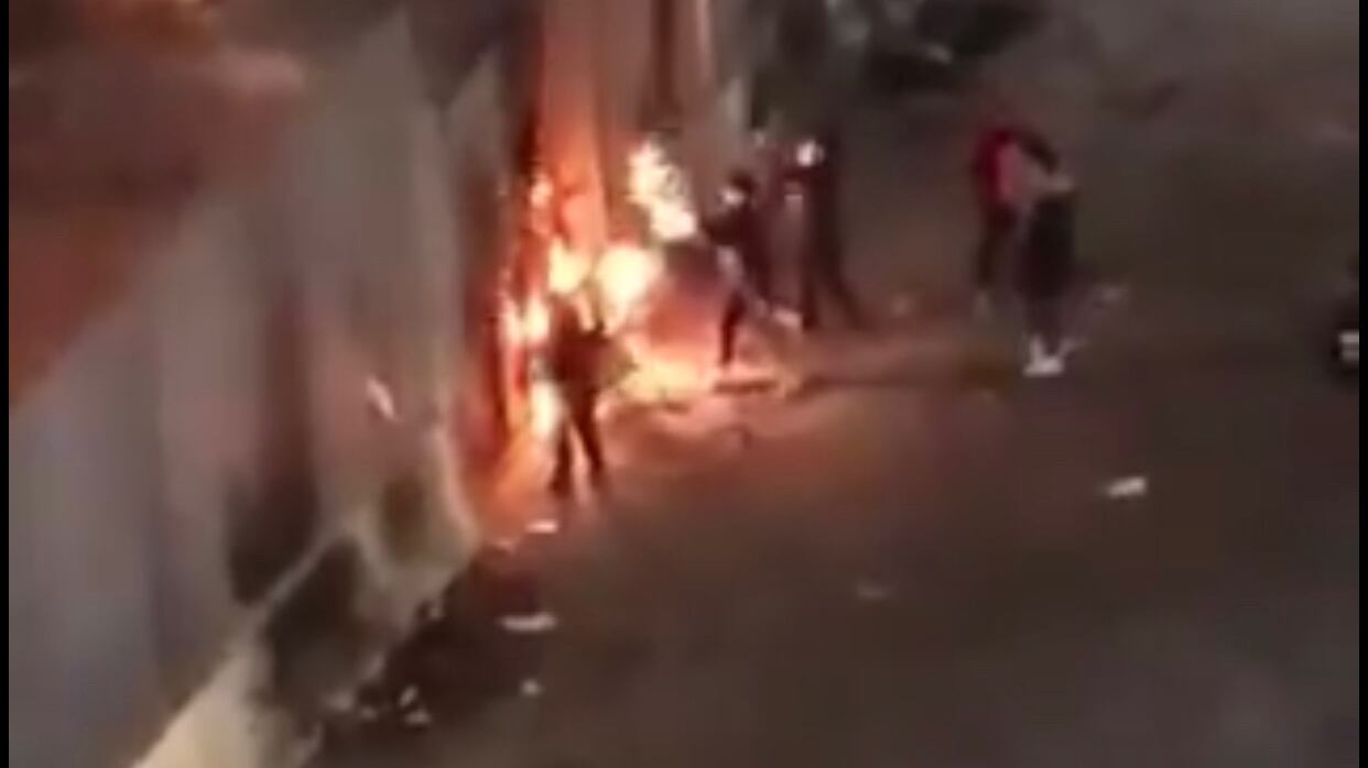 Baby gang appicca incendio fuori da una chiesa in piazza Sanità