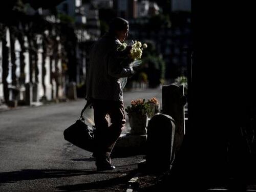 Novara, sfregiate al cimitero le lapidi di due bambine di colore