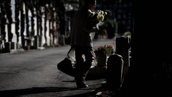 Novara, sfregiate al cimitero le lapidi di due bambine di colore
