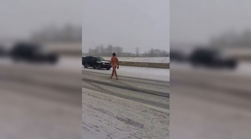 Uomo nudo in autostrada 3