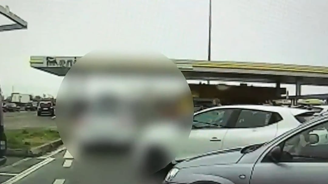 Forza il posto di blocco e investe due sorelle in Autogrill. La follia sulla A22