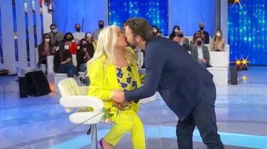 Il siparietto hot poi il bacio: Venier incontenibile con Bova