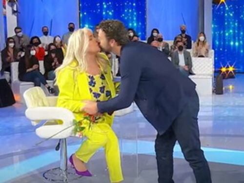 Il siparietto hot poi il bacio: Venier incontenibile con Bova
